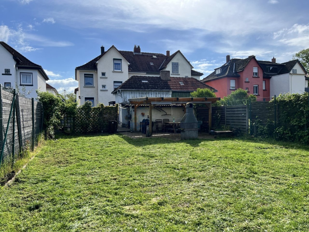 GARTENANSICHT ZUM HAUS